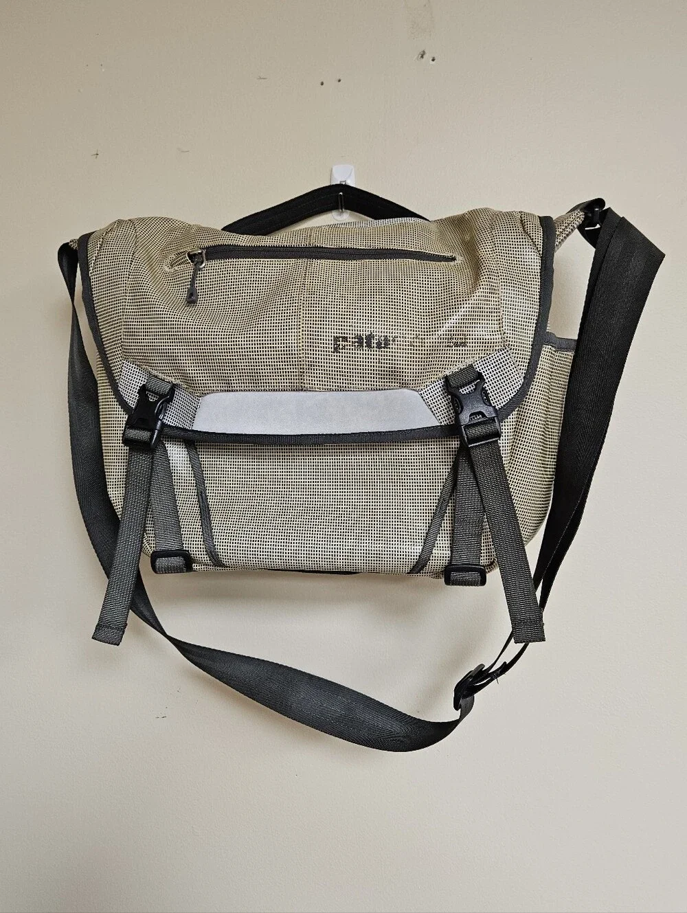 Patagonia Black Hole Mini Messenger Bag Beige 12L Crossbody Shoulder